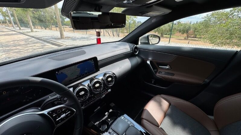 
								Mercedes-Benz CLA Shooting Brake CLA 180 d Aut. 5d full									
