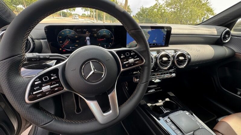 
								Mercedes-Benz CLA Shooting Brake CLA 180 d Aut. 5d full									