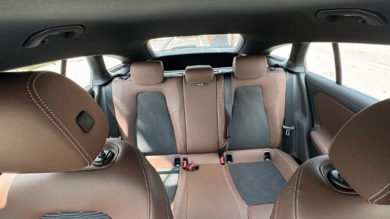 
								Mercedes-Benz CLA Shooting Brake CLA 180 d Aut. 5d full									