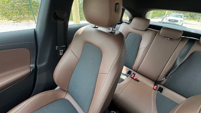 
								Mercedes-Benz CLA Shooting Brake CLA 180 d Aut. 5d full									