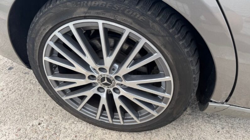 
								Mercedes-Benz CLA Shooting Brake CLA 180 d Aut. 5d full									