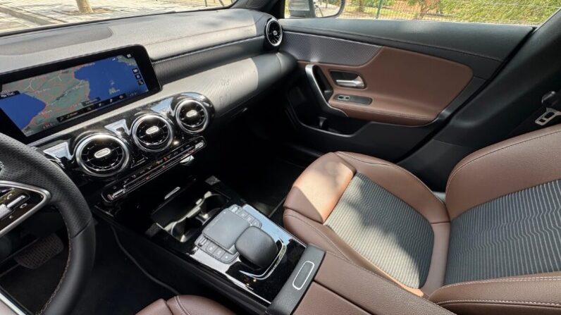
								Mercedes-Benz CLA Shooting Brake CLA 180 d Aut. 5d full									